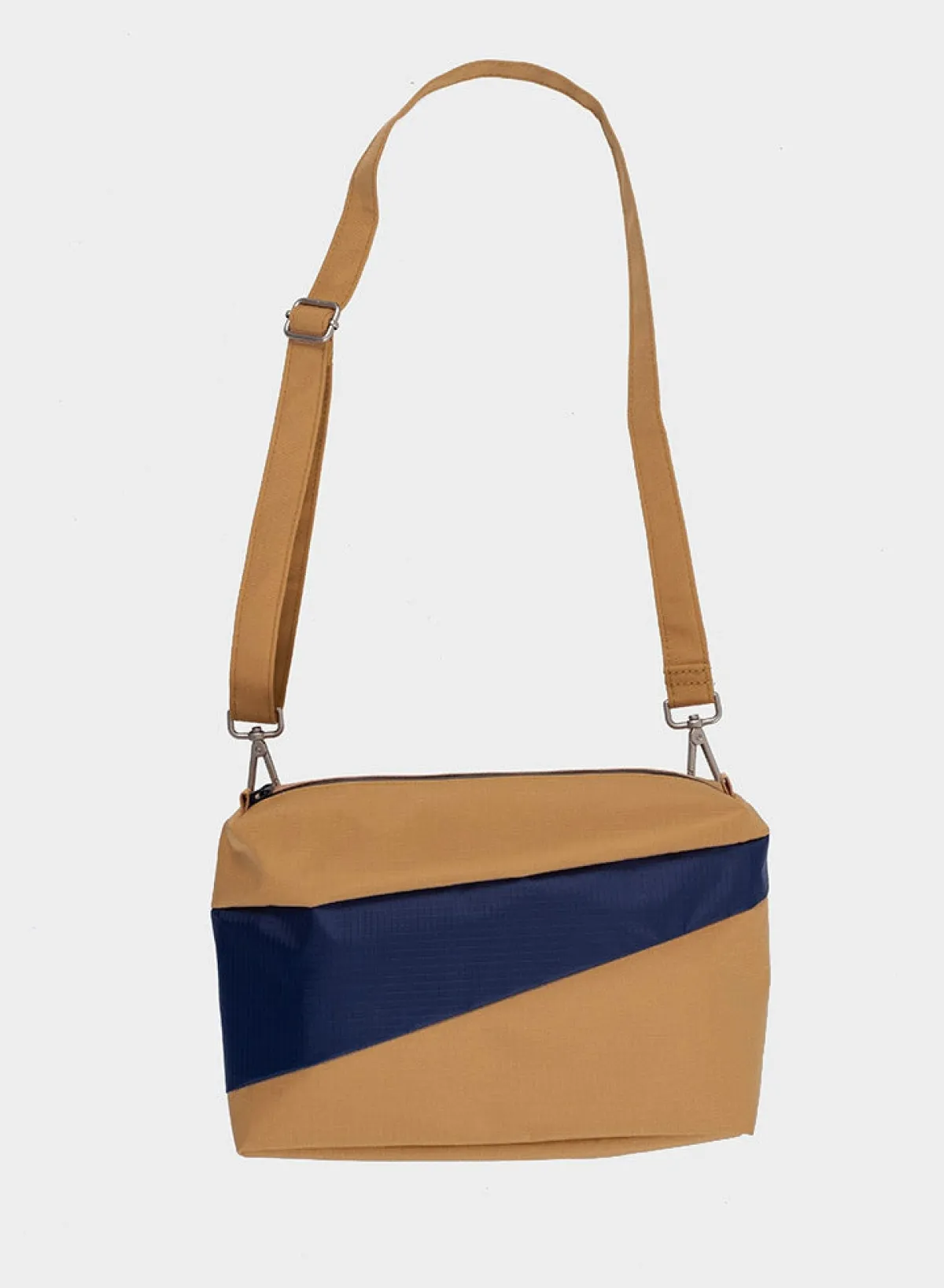 camel__navy_medium_0-2.webp SUSAN BIJL Camel & Navy MEDIUM< The New Bum Bag