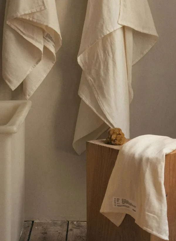 SUSAN BIJL Hand Towel In Bone White, Light< Textiel