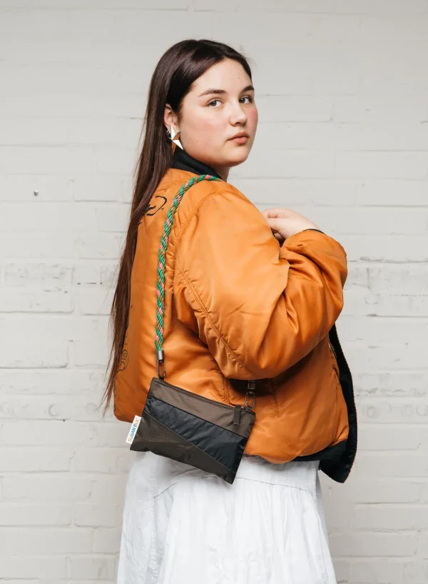 SUSAN BIJL Mud & Black SMALL< The New Pouch