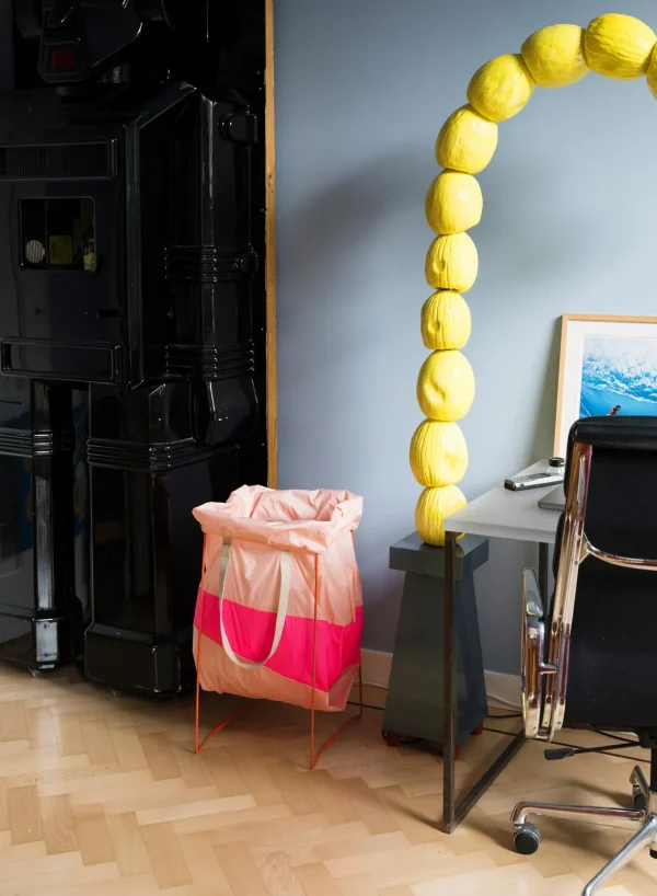 SUSAN BIJL Tone & Fluo Pink< The New Trash Bag